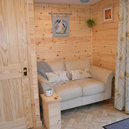 The Warren At Ashes Farm, Near 세틀